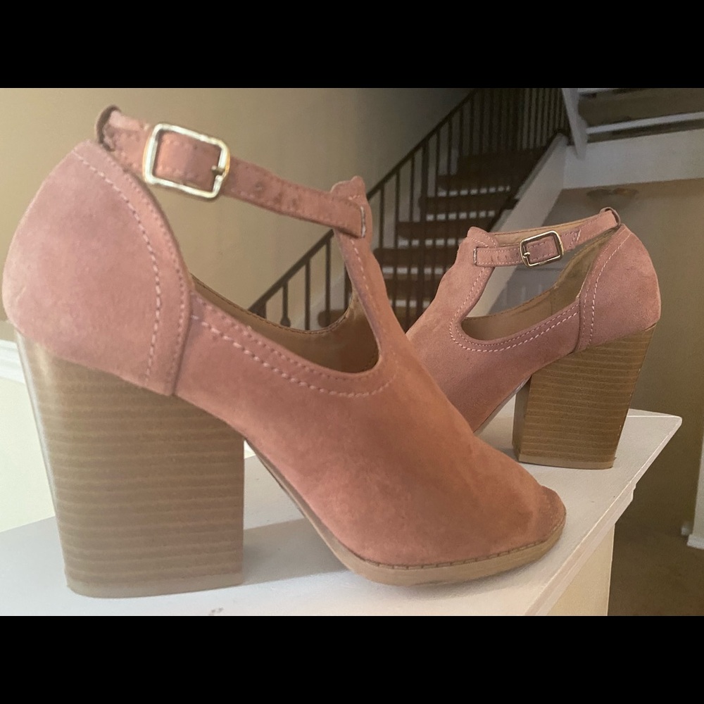 Really cute pink booties
